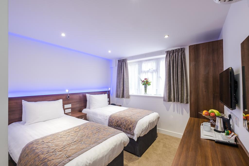 Signature Hotel London Илфорд Екстериор снимка