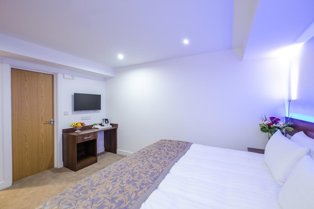 Signature Hotel London Илфорд Екстериор снимка