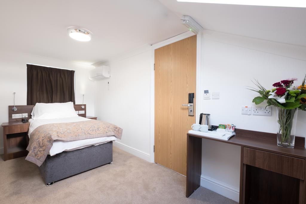 Signature Hotel London Илфорд Екстериор снимка