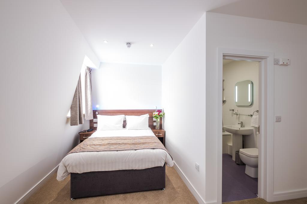Signature Hotel London Илфорд Екстериор снимка